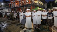 Gubernur Kalsel, H Sahbirin Noor Mengimami Shalat Magrib Bagi Sebagian Jemaah Haul Guru Sekumpul Ke-14 di Kawasan Sekumpul Martapura