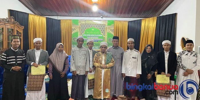 Foto bersama Pengasuh, Ketua Yayasan dan para asatiz dengan santri yang telah menyelesaikan hafalan al- Qur'an 30 Juz bersama orang tua santri