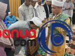 Pengasuh, KH Ahmad Sanusi Iberahim (Guru Jaro) memberikan penghargaan kepada santri yang telah menyelesaikan hafalan 30 Juz